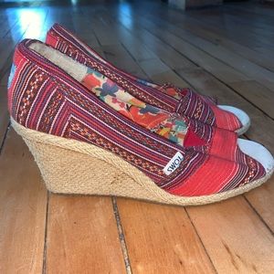 red tom’s wedges